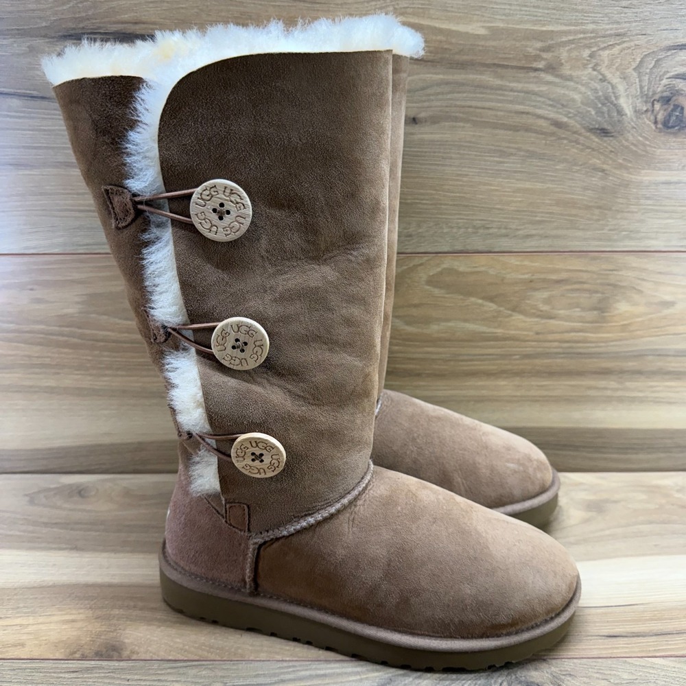 UGG Bailey Button Tall Boots Womens 8 Chestnut Suede Shearling Fur Lined Cozy
